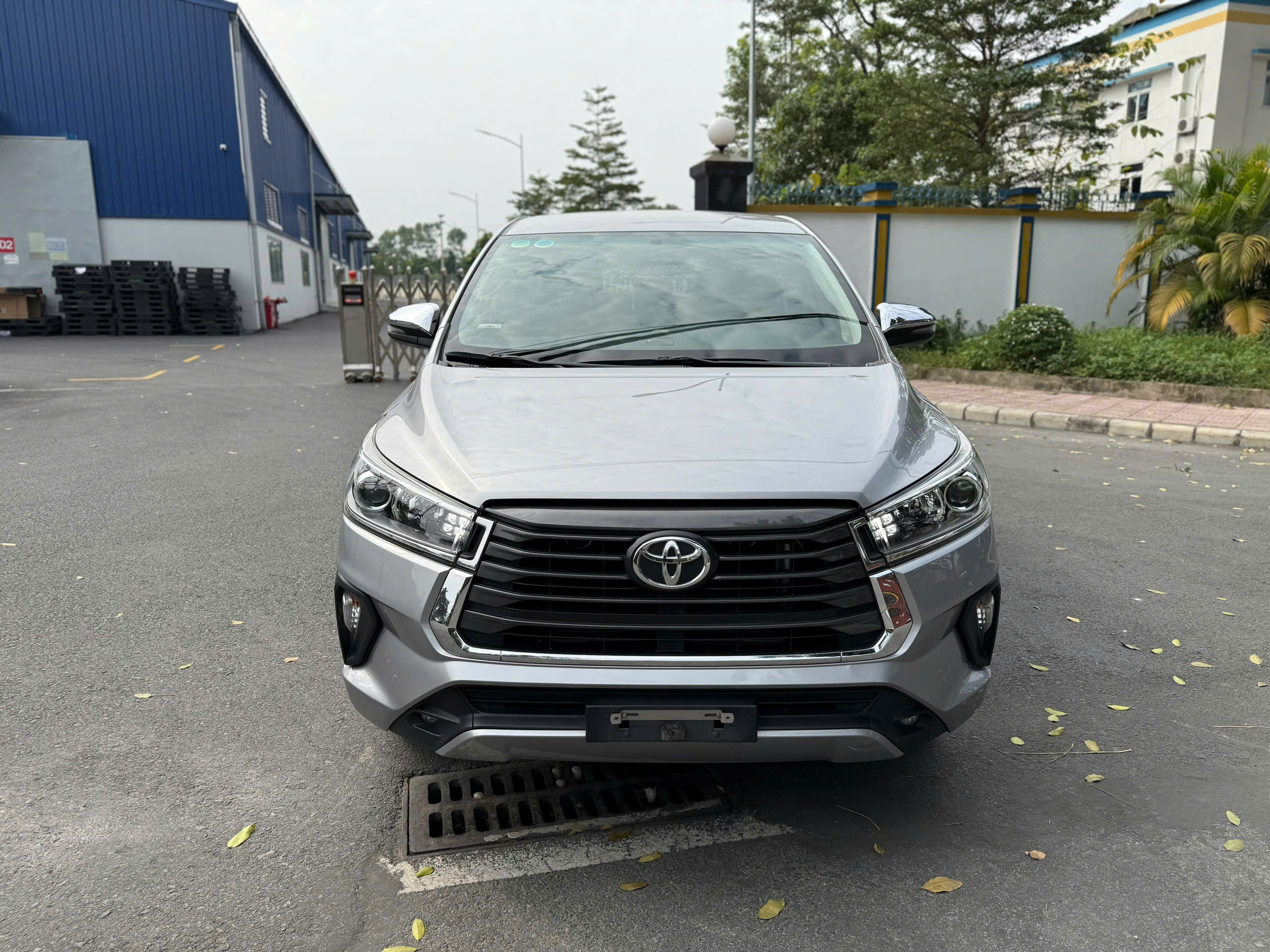 Cần bán xe Toyota Innova 2.0 G năm sản xuất 2021, màu bạc