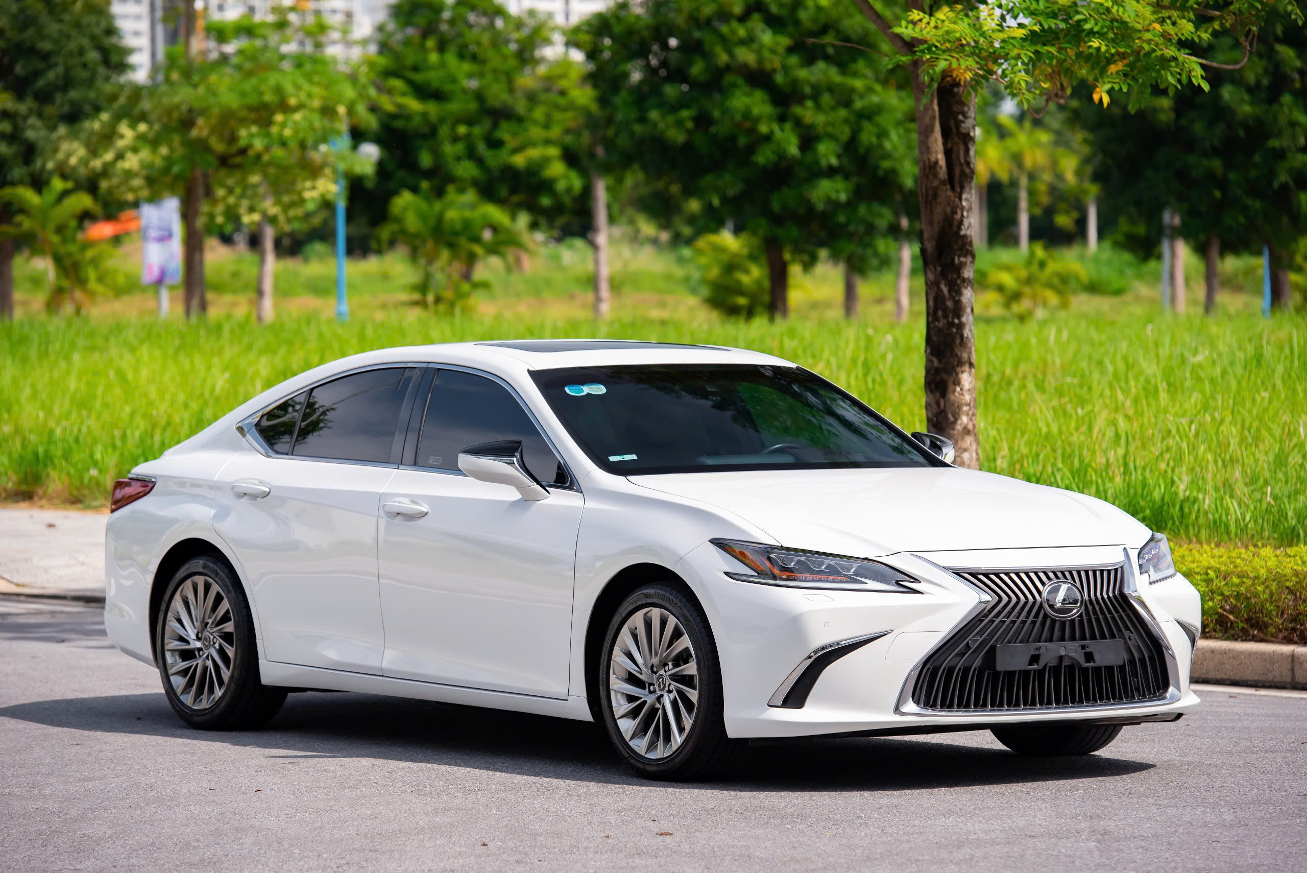 Bán ô tô Lexus ES250 sản xuất năm 2021, màu trắng, nhập khẩu nguyên chiếc