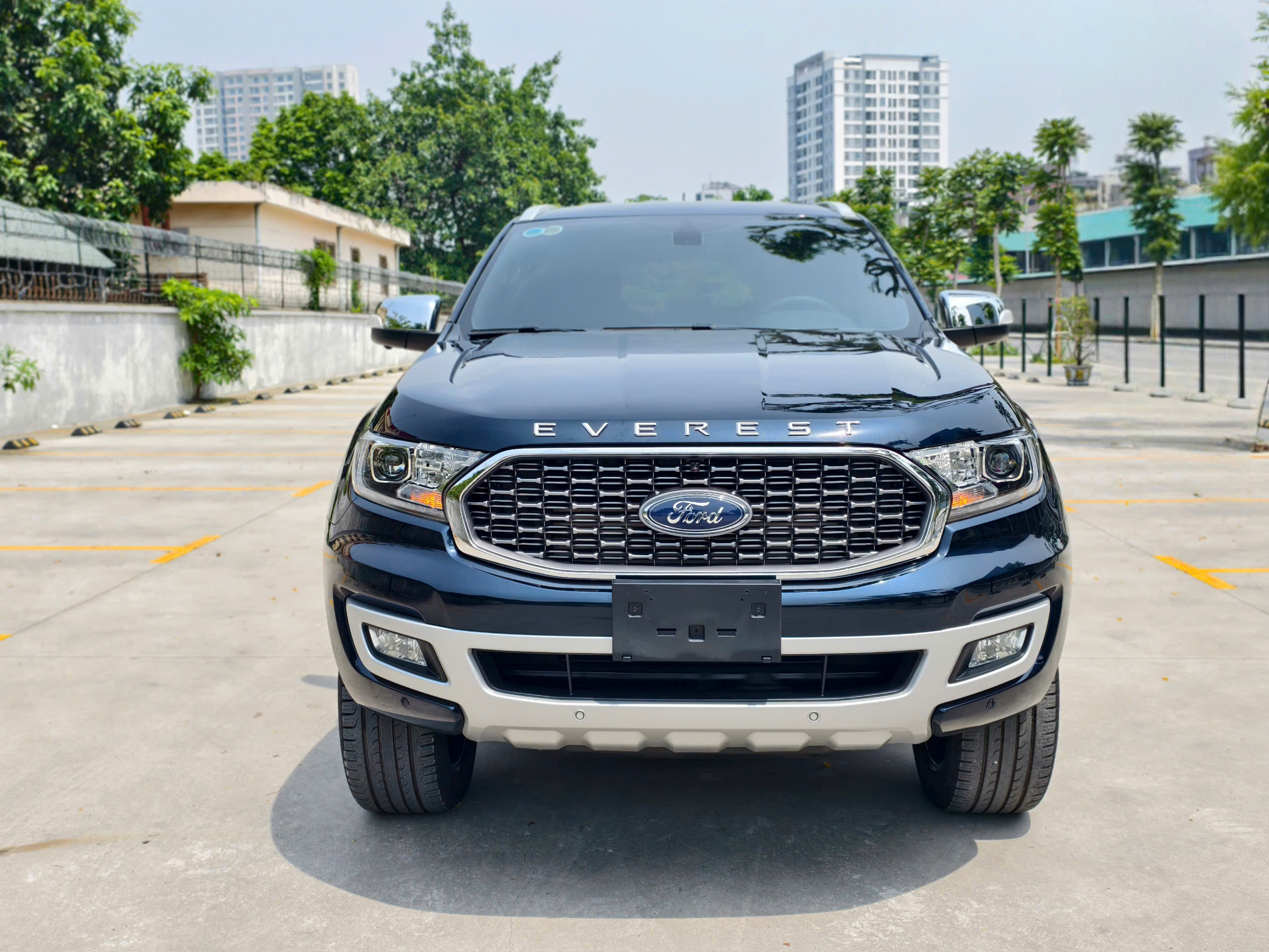 Bán xe Ford Everest Titanium sản xuất 2022, màu xanh lam, xe nhập