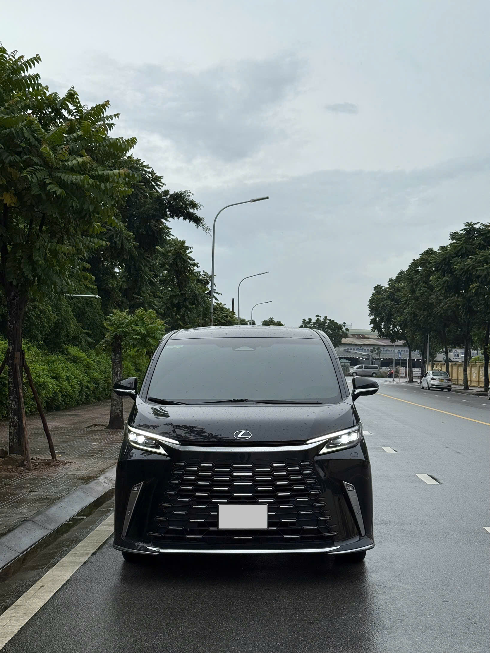 Lexus LM500h sản xuất năm 2025, màu đen, nhập khẩu, 9.29tỉ